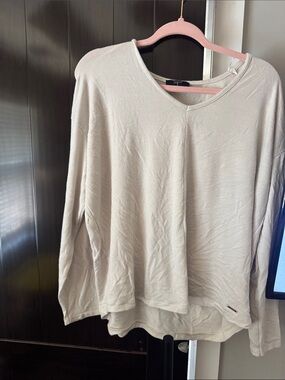 Tahari Soft V-Neck Long Sleeve Top in Cream